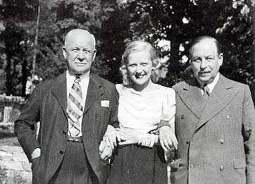 Marta Eggerth with (l.) Franz Lehár and Emmerick Kálmán in 1933, the only known photograph of the two composers together