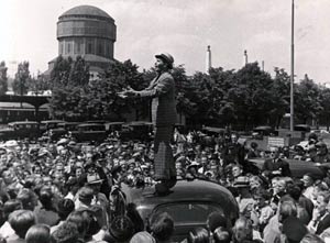 Jan Kiepura singing  on car top in Poland