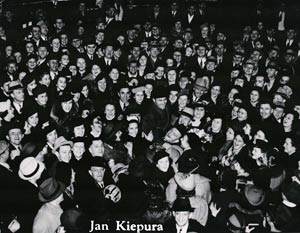 Jan Kiepura surrounded by fans 